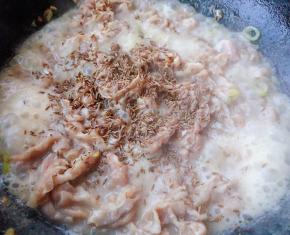 放入孜然和羊肉片炒匀