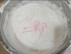 加入少许红色色素继续打至裱花状态。