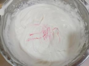 加入少许红色色素继续打至裱花状态。