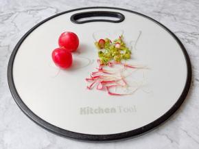 樱桃小萝卜去根去叶。