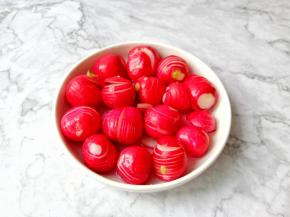 把切好的樱桃小萝卜放盘子里。