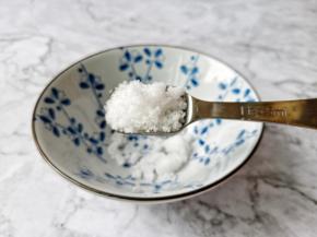 腌制萝卜期间调一个糖醋汁，碗里加入三勺白糖。