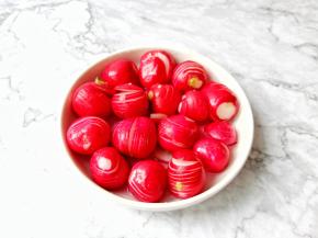 腌制15分钟左右腌出萝卜水。