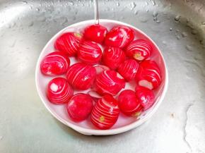 腌制好的樱桃萝卜用凉开水清洗去盐份，再稍微捏一下水份。