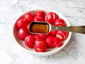 樱桃小萝卜里面放入糖醋汁。