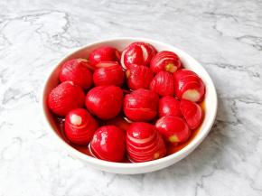 把樱桃小萝卜放在糖醋汁里面浸泡大约2-3小时。