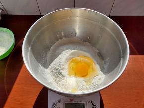 准备好全部的食材，把中筋面粉、盐、泡打粉、小苏打、鸡蛋直接倒入和面盆内。