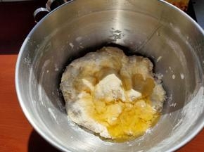 面团基本成型后再加入植物油混匀，让油都被面团吸收。