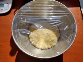 混合好的面团最后在表面抹油，盖上保鲜膜让面团松弛休息，室温1小时以上，最佳还是冰箱冷藏隔夜。