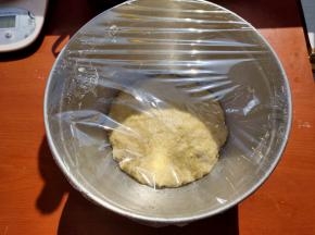 混合好的面团最后在表面抹油，盖上保鲜膜让面团松弛休息，室温1小时以上，最佳还是冰箱冷藏隔夜。