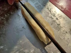 根据自己所需切成长条，两块叠在一起，用筷子在中间按压出痕迹，注意拿取面团的时候要轻，尽量不要破坏面团的外形。