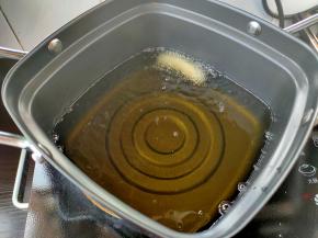 准备一锅热油，油温差不多180-200度之间，如果没有温度计可以切一小块边角料放进油锅，面团可以浮在表面，并且周围在不断地冒着泡泡，就说明油温是达到的。