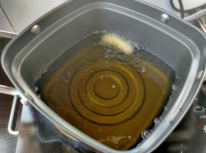准备一锅热油，油温差不多180-200度之间，如果没有温度计可以切一小块边角料放进油锅，面团可以浮在表面，并且周围在不断地冒着泡泡，就说明油温是达到的。