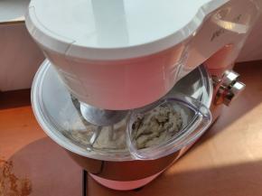 启动厨师机，搅打顺滑即可。