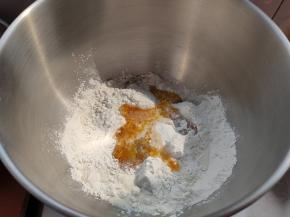 除椰子油外的全部食材倒入厨师机面桶内。