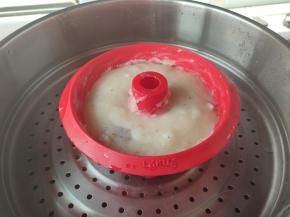 模具放入蒸锅，当出现大量水蒸气后，继续蒸15-20分钟即可。