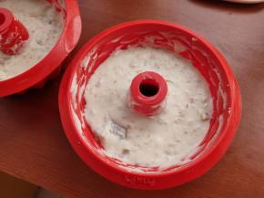 把搅拌好的面糊放入模具内。