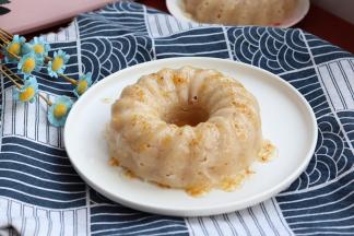 蒸好后直接取出脱模，淋上一点糖桂花，我们的糖桂花芋头蒸糕就做好了。