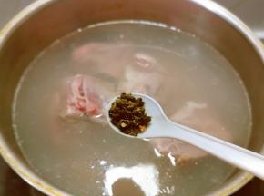 排骨焯水水中加入花椒去腥