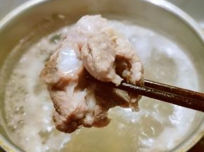 变色后捞出 清洗干净