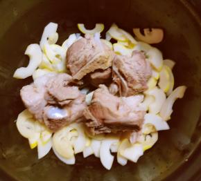 取出压力锅内胆 放入笋片和排骨