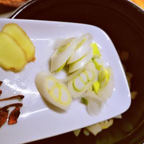 放入葱片 姜片 八角