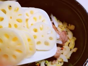 放入莲藕