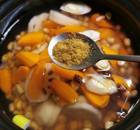 放入十三香粉 用压力锅煲汤功能约30分钟成熟