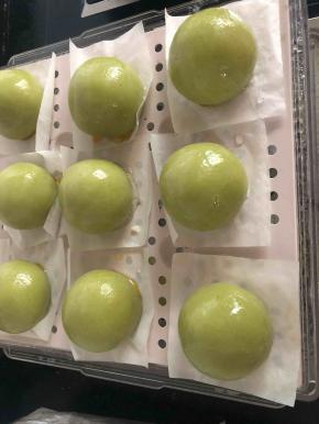 蒸好的青团趁热刷一层熟油就完成了。