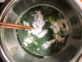 菠菜洗净焯水后加少许水榨成菠菜汁，取80g左右倒入糯米粉里，再加入糖，色拉油和适量清水搅拌成面团。