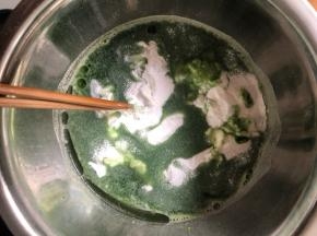 菠菜洗净焯水后加少许水榨成菠菜汁，取80g左右倒入糯米粉里，再加入糖，色拉油和适量清水搅拌成面团。