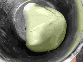 把澄面团放到糯米团里，用手按压揉匀即可。