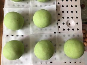 包起来后搓圆摆在蒸笼上。蒸15分钟左右就可以了。