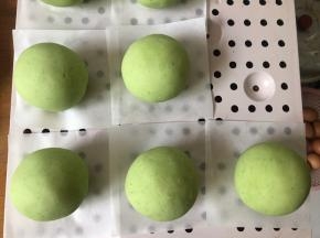 包起来后搓圆摆在蒸笼上。蒸15分钟左右就可以了。