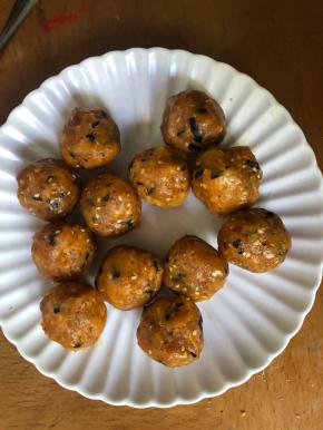 搅拌均匀的蛋黄肉松馅取25g一个揉成团备用。