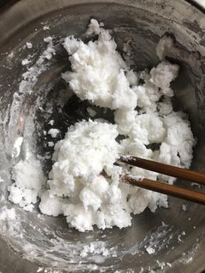 澄面里倒入适量开水(一定是刚煮开的沸水)搅拌成团。