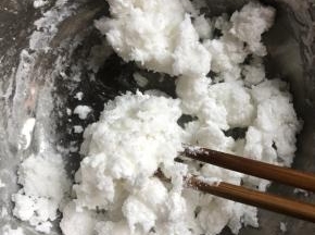 澄面里倒入适量开水(一定是刚煮开的沸水)搅拌成团。