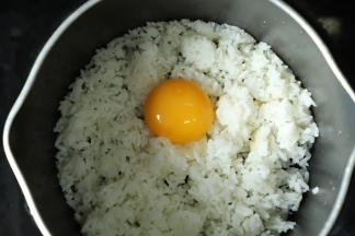 锅内倒入少许的食用油，加入隔夜饭，打入一个蛋黄，加入少许的盐调味，炒熟起锅。