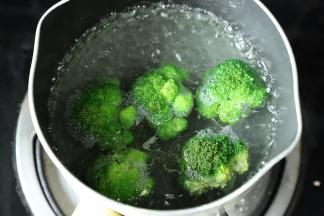 锅内倒入适量的水，煮沸放入西兰花，煮熟捞出。