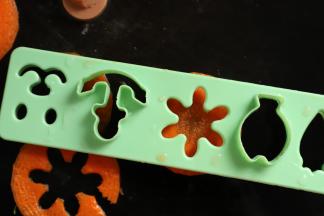 胡萝卜削皮，切成薄片，用切模切成小花。