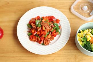 炒锅放入少许的食用油，将火腿肠粒和彩椒粒炒熟（记得都得用少许调味料调味哦）