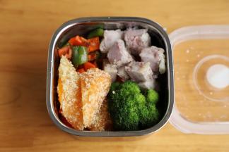 上面摆放好西兰花、炸牛奶，蒸芋头。