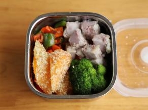 上面摆放好西兰花、炸牛奶，蒸芋头。
