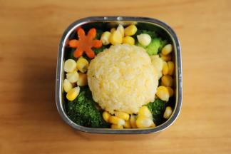 剩余的蛋黄饭压成圆饭团，放在便当中间。