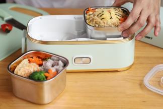 将两个便当放入加热饭盒内。
