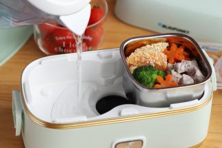 在饭盒内倒入适当的水。