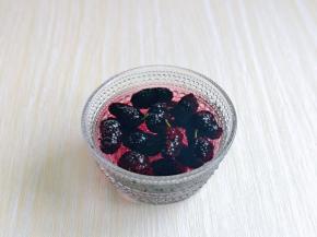 首先清洗水果，桑果冷水冲洗后，泡盐水。