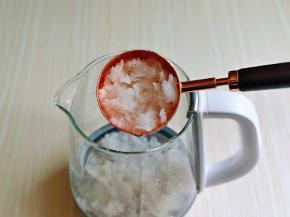 首先将金燕耳倒入LAICA养生净饮机中。