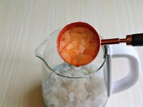 加入冰糖，冰糖的量可以根据个人口味增减。