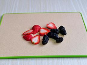 淋干水分的草莓切片儿。